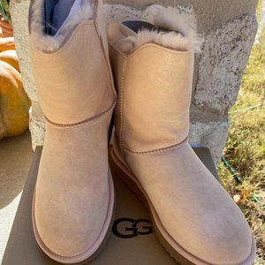 UGG Short Turnlock Bootie